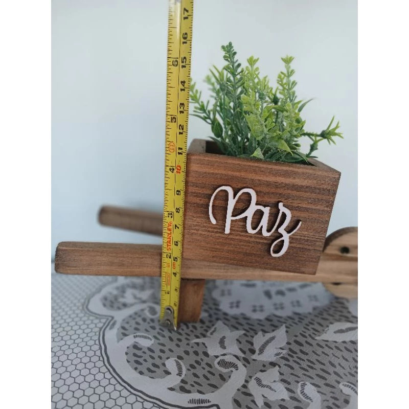 Vasinho Carriola de Madeira com Plantinha Artificial