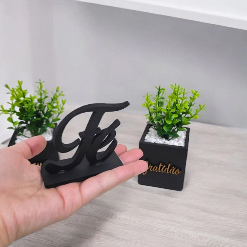 Kit 02 Vasinhos Decorativos com Plantinhas Artificiais e Letreiro Fè.