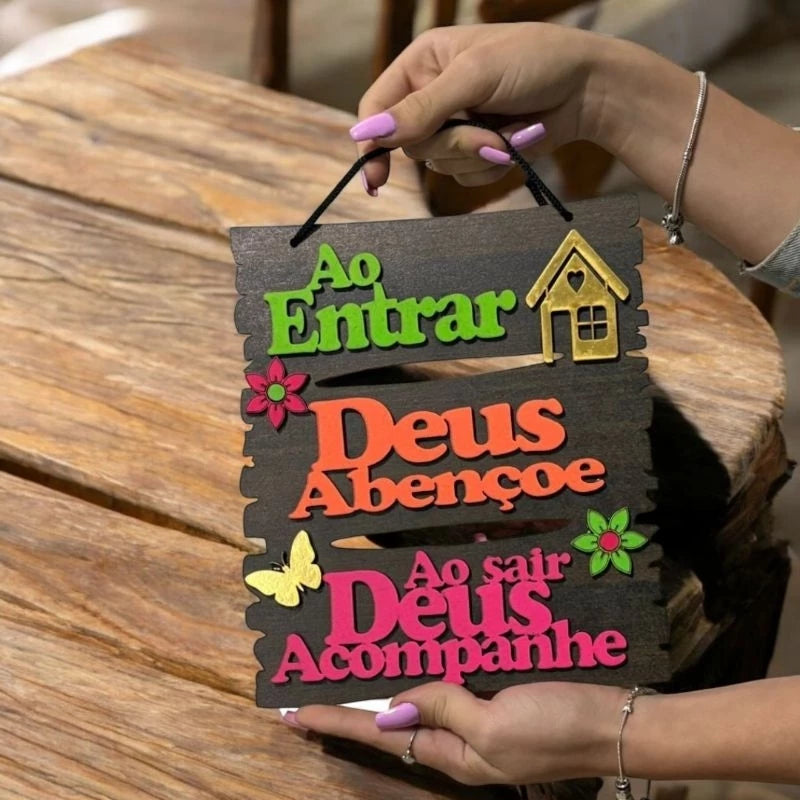 Placa Decorativa MDF AO ENTRAR DEUS ABENÇOE AO SAIR DEUS ACOMPANHE, EM CORES NEON VIVO