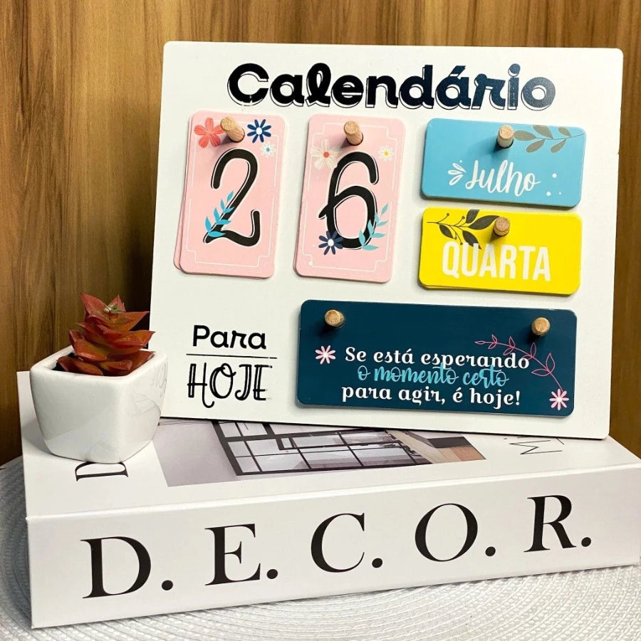 Calendário de Mesa Decorativo de Madeira com Plaquinhas Permanente Colorido Escritório