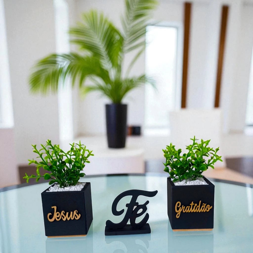 Kit 02 Vasinhos Decorativos com Plantinhas Artificiais e Letreiro Fè.
