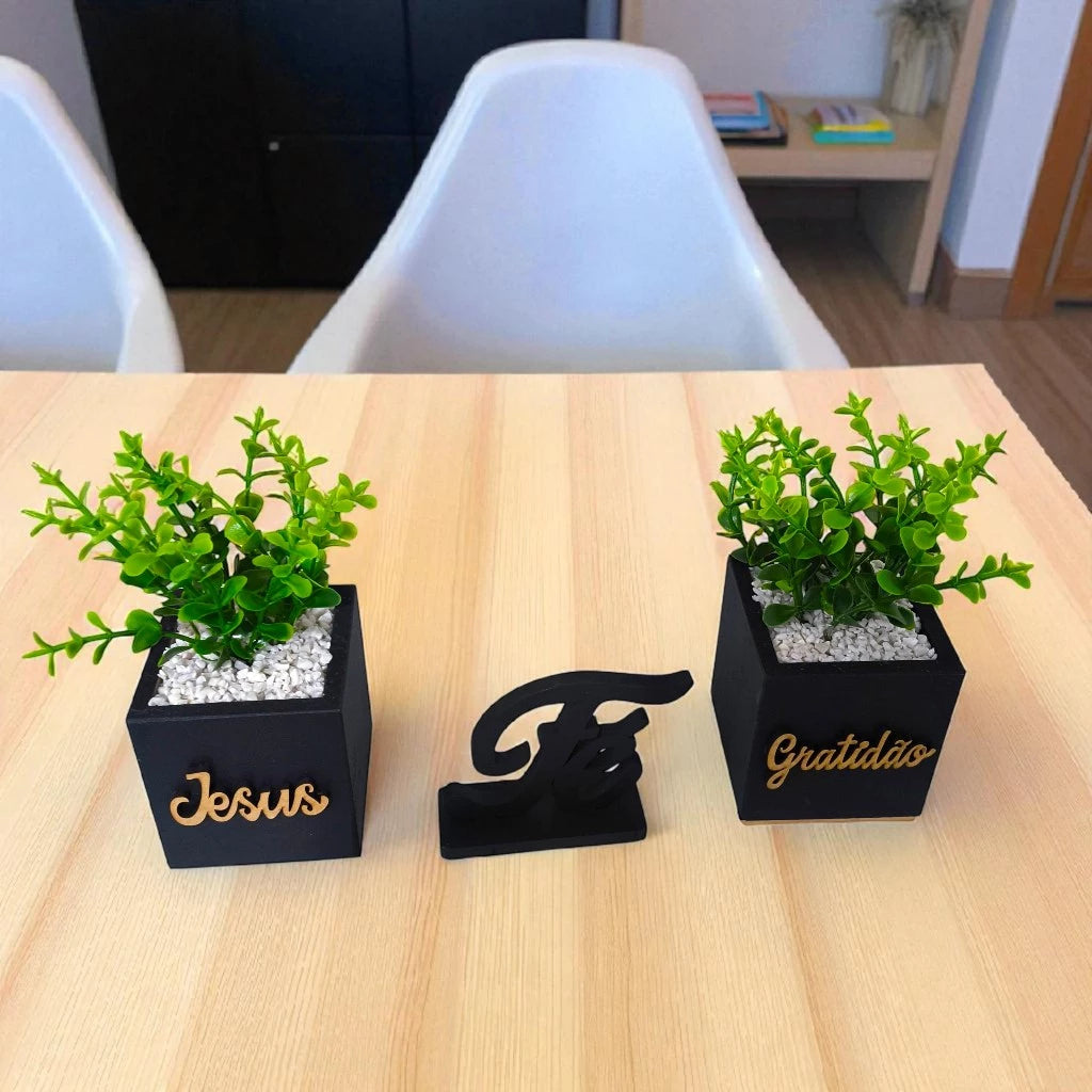 Kit 02 Vasinhos Decorativos com Plantinhas Artificiais e Letreiro Fè.