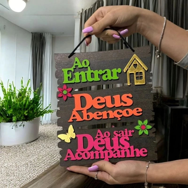 Placa Decorativa MDF AO ENTRAR DEUS ABENÇOE AO SAIR DEUS ACOMPANHE, EM CORES NEON VIVO